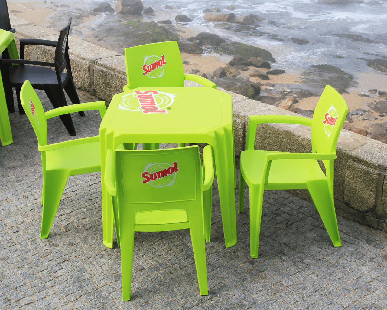 Mobiliário de praia e esplanada personalizada, tecnologia in-mould labelling, proteção contra raios UV, reciclável. Fabricado em Portugal, Plásticos Joluce.