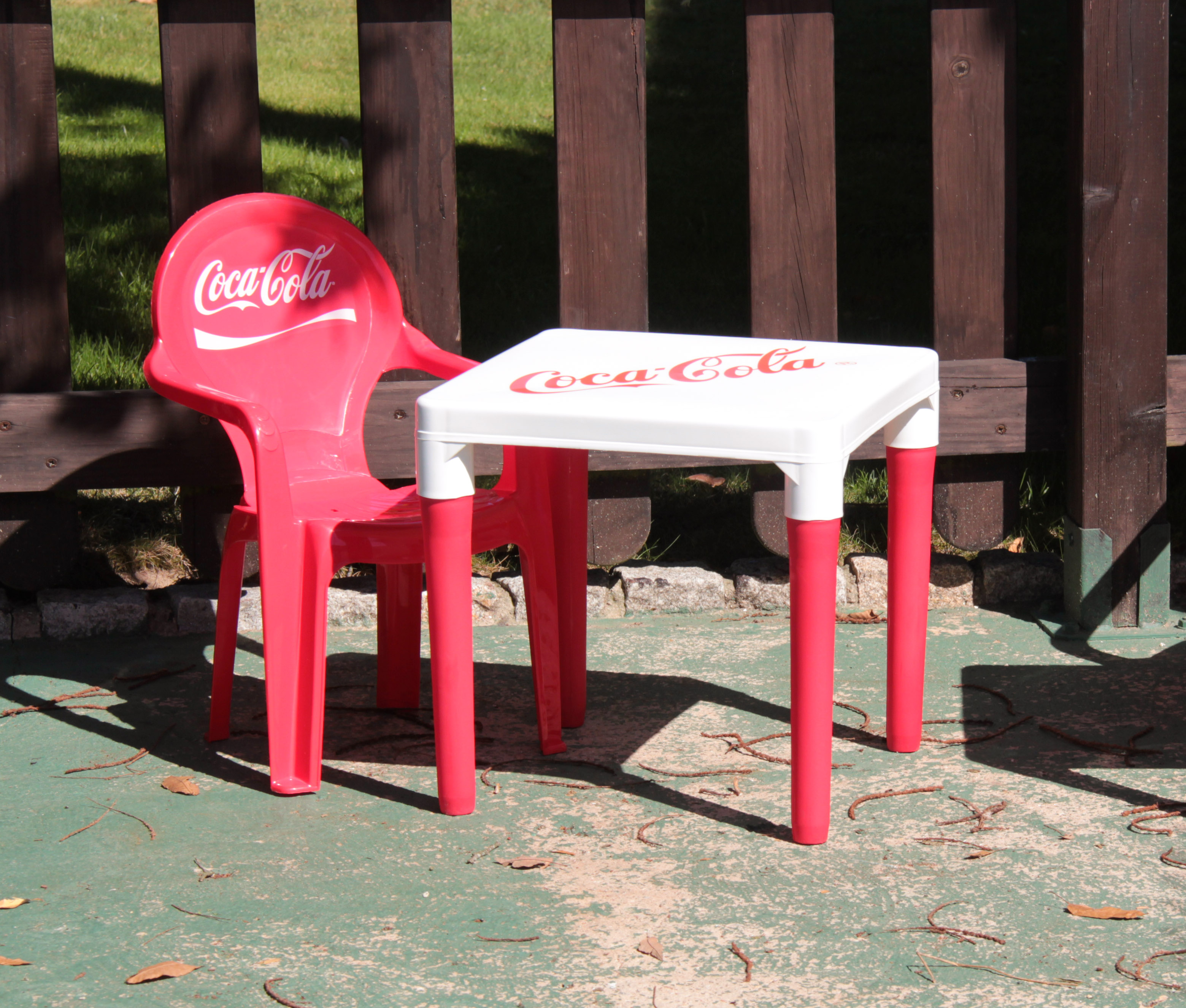 Conjunto cadeiras e mesa criança personalizado, tecnologia in-mould labelling, proteção contra raios UV, reciclável. Fabricado em Portugal, Plásticos Joluce.